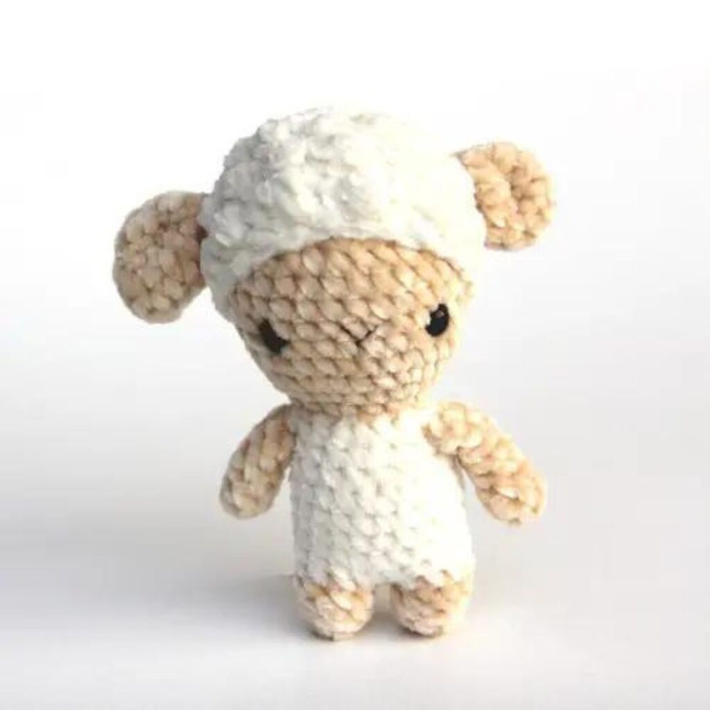 Small crochet sheep made with a plush, very soft yarn.